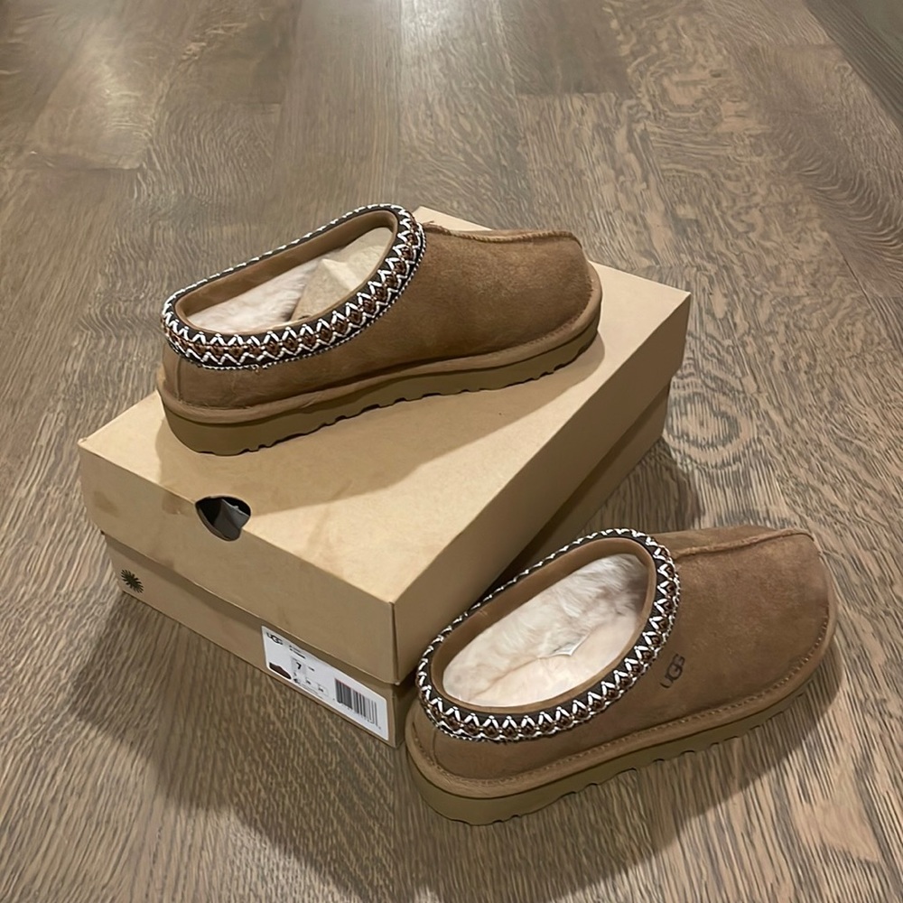 NEW WITH TAGS!! UGG Tasman slippers in Chestnut